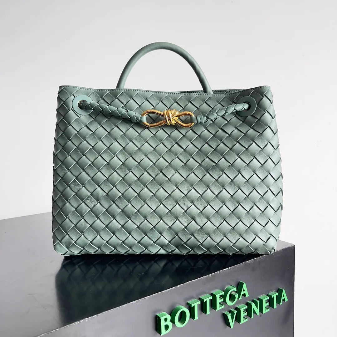 The 2023 new Andiamo batch of 2260 BV has been shipped‼ ️Really popular🔥The new Andiamo woven handbag launched by Bottega Veneta this season is really popular all over the world! ! Celebrities at home and abroad have worn it, and Oscar-winning actress Michelle Yeoh has taken it out on the street. Song Jia, Trai Yara, Yu Feihong, Sanji Ayaka, Rosie Hunting-Whiteley, Yoshioka Riho, etc. have all picked up this bag. It is classic and versatile, showing off its temperament, and the bag capacity is also large, which is very convenient for daily commuting! ! A variety of carrying methods, the shoulder straps can be adjusted by yourself, the original lambskin feels soft and delicate, and the unisex style breaks the gender boundaries and brings a more practical and long-lasting use experience. Andiamo, which has both elegant and casual styles, perfectly interprets the true appearance of "fashionable old money style". Style number: 743572 Size: 32*24*12